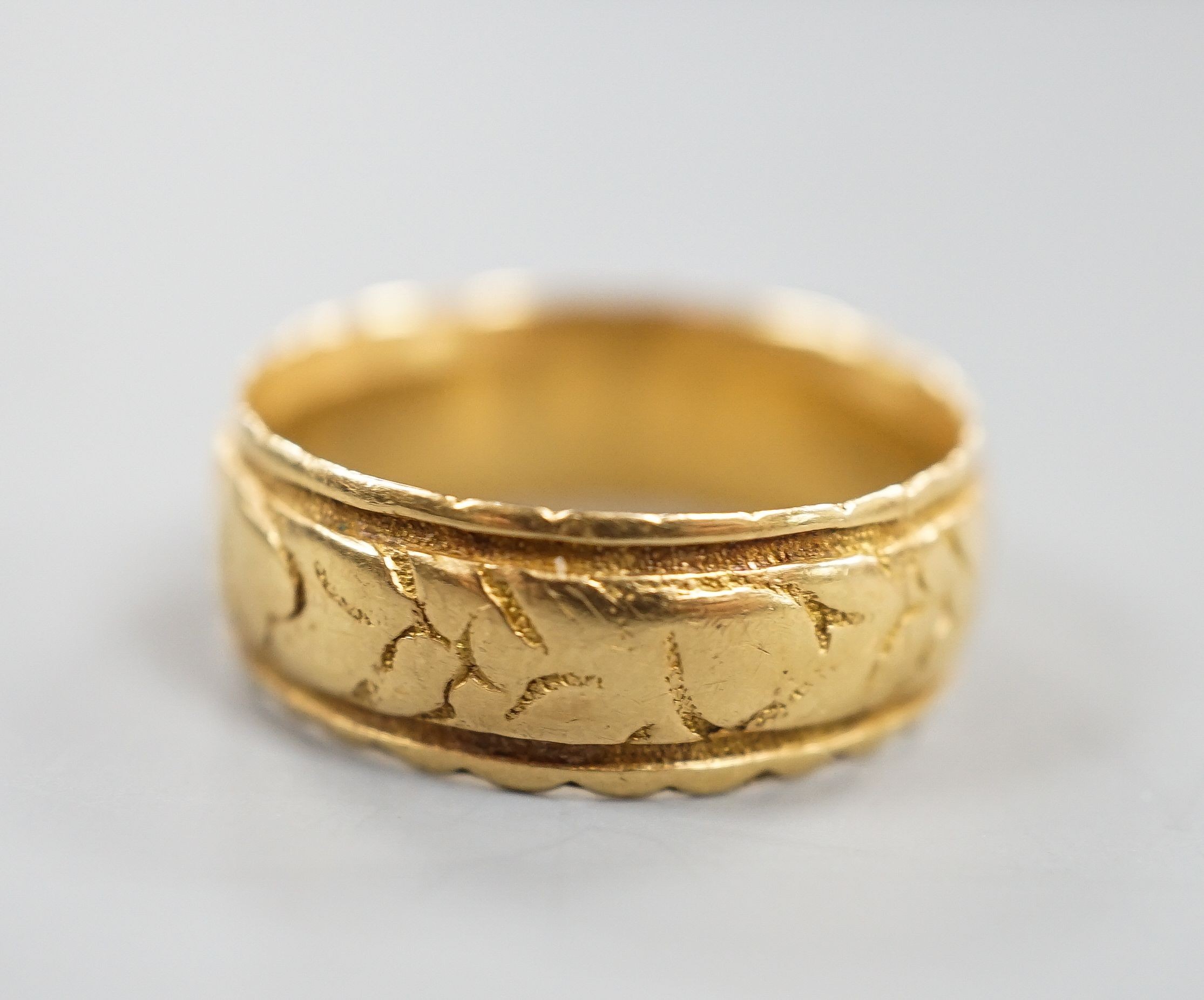 A late Victorian engraved 18ct gold wedding band, Birmingham, 1900, size Q, 6.7 grams.